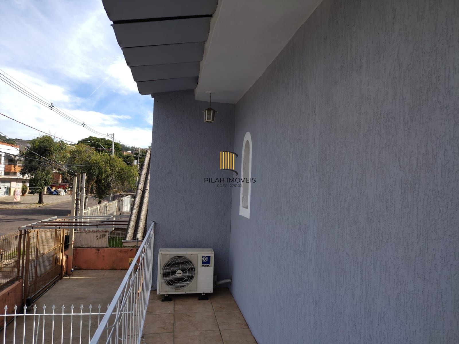 Casa de alvenaria, com 3 quartos, 1 suíte e 3 vagas de garagem.