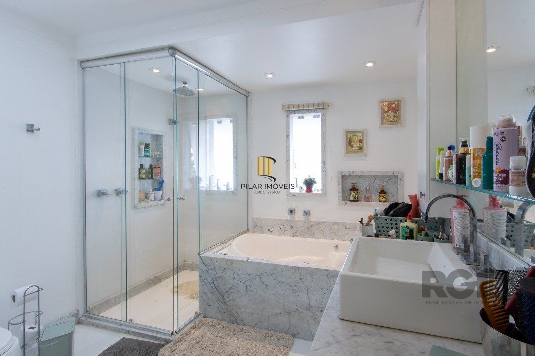 Casa em condominio . com 6 suites, sendo 3 suítes master com closet e hidro.