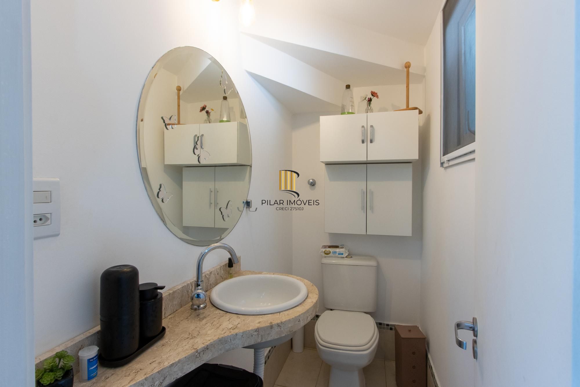 Casa em condomínio, com 3 quartos, com suíte, 2 vagas cobertas, churrasqueira, no Bairro Nonoai.