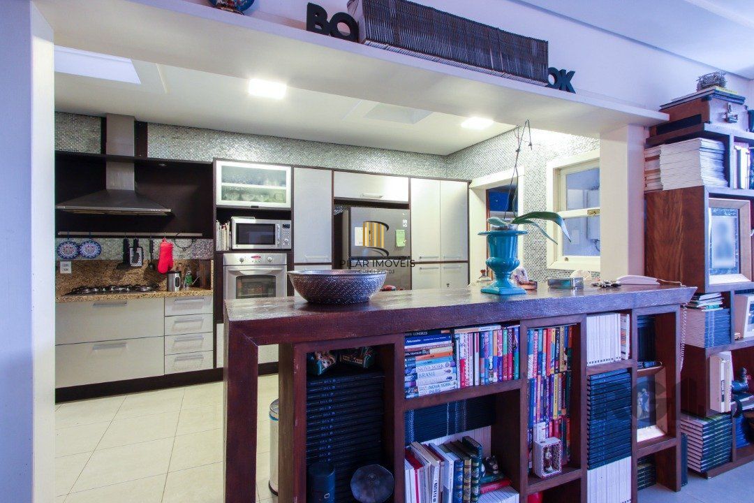 Casa com 327m² de área privativa, oferecendo 3 dormitórios, sendo 3 suítes