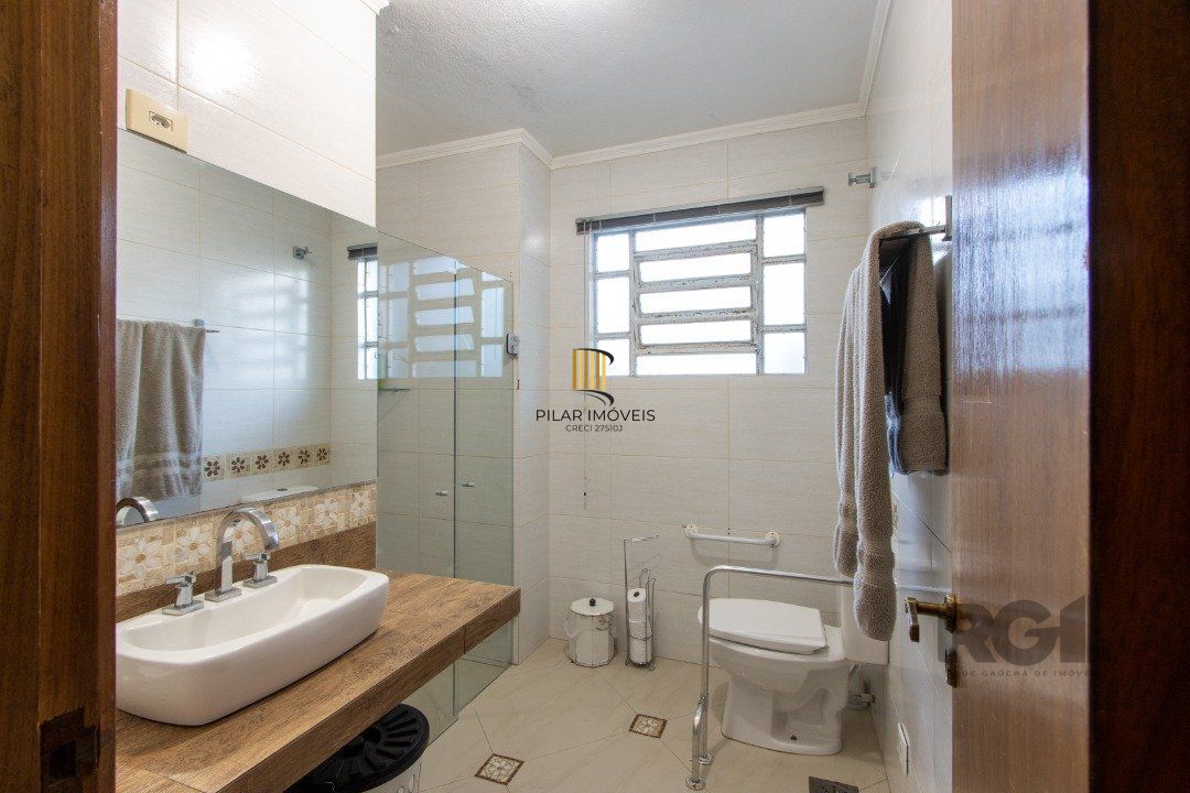 Casa no bairro Cristal, Possui 4 dormitórios, sendo 1suíte, closet e banheira de hidromassagem, com possibilidade de um podendo 1 dormitórios extra.