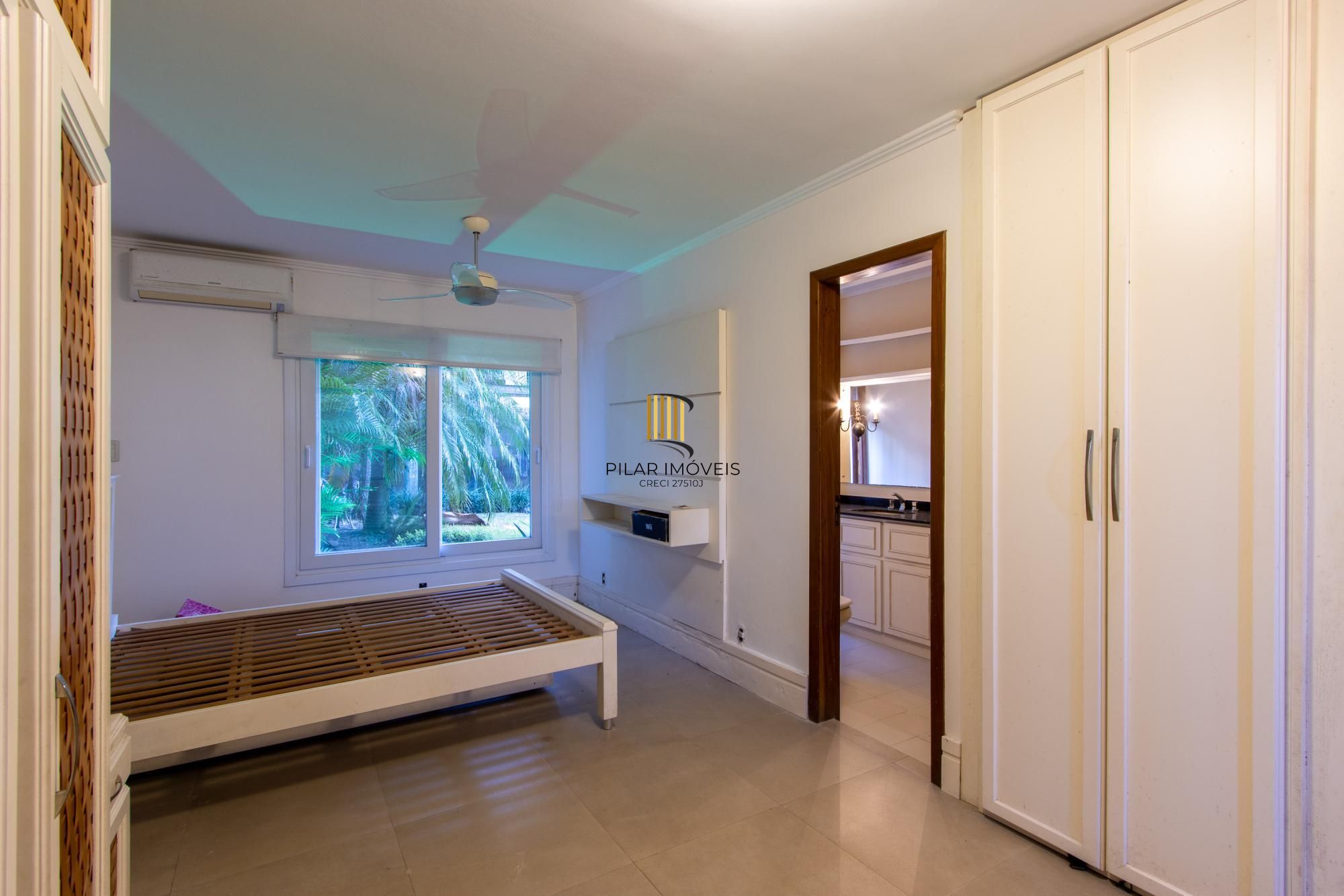 Excelente Casa em Condominio Fechado com 440,60m Dormitórios, sendo 2 Suítess