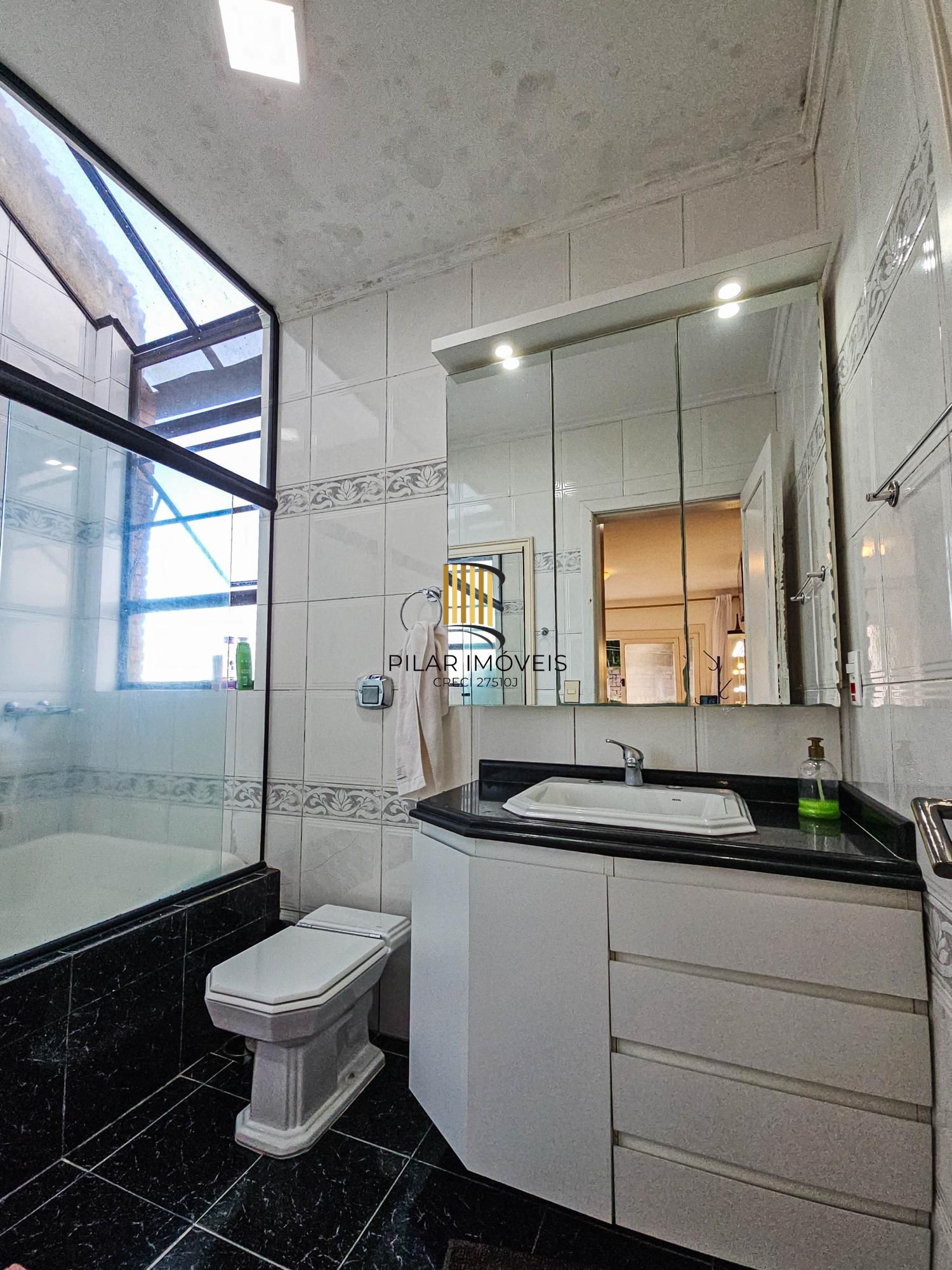 Casa na Vila Conceição, 3 dormitórios, 1 suíte, churrasqueira, lareira, 4 vagas, piscina aquecida e vista perene para o Rio.