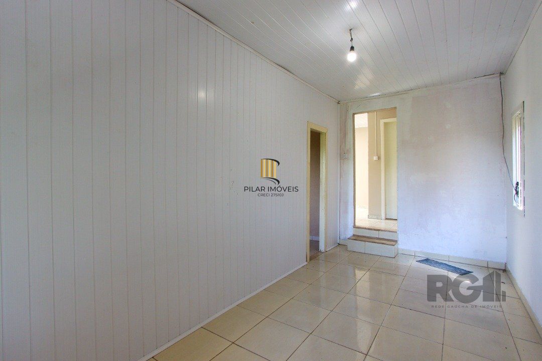 Casa com 109m² de área privativa, possui 02 dormitórios, living para 2 ambientes, cozinha, 2 banheiros