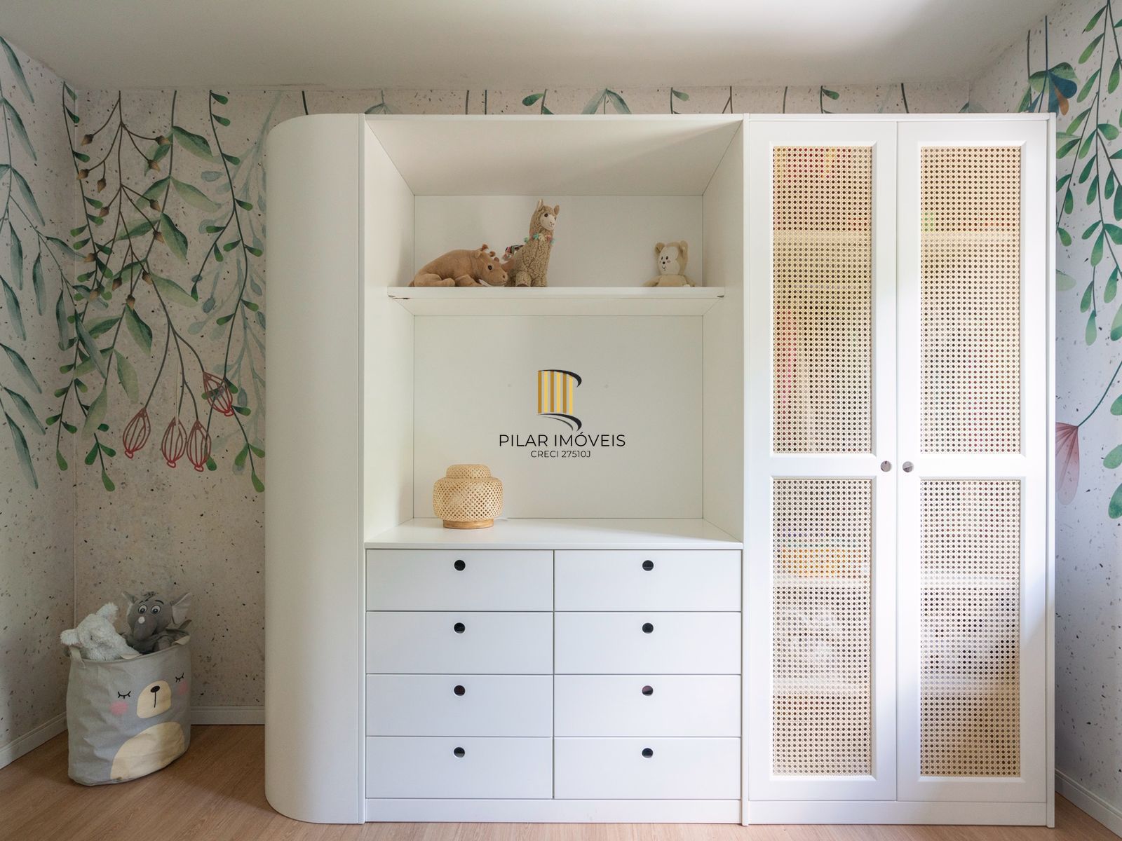 Casa com 3 suítes amplas, além de uma sala generoso com lareira e 2 vagas de garagem.