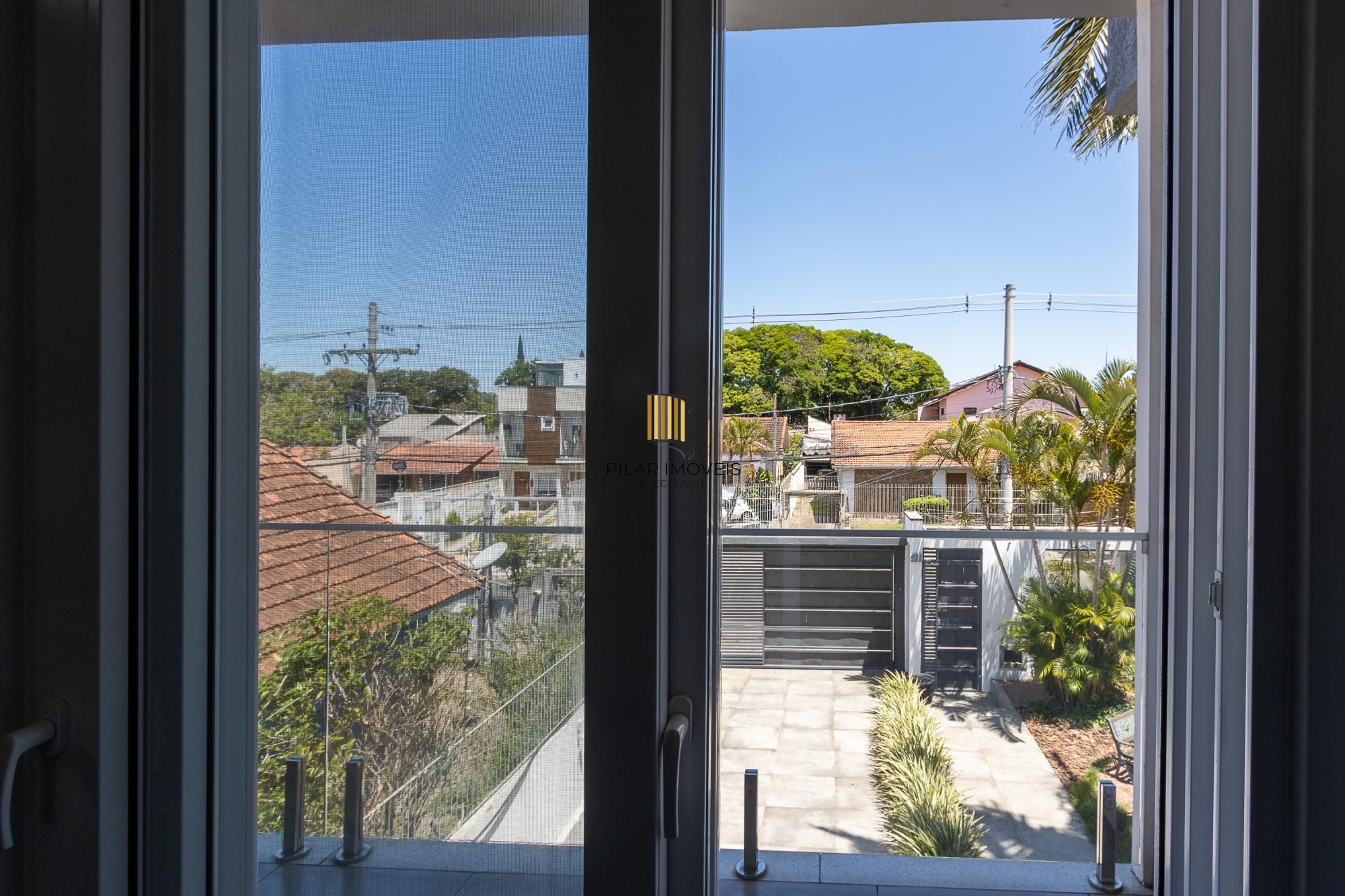 Excelente casa de 3 dormitórios, 3 suítes e 2 vagas no bairro Cavalhada.