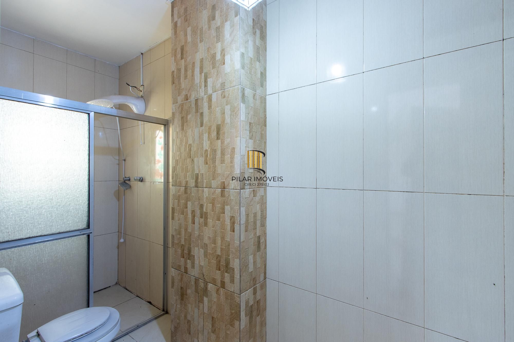 Casa de alvenaria, com 3 quartos, 1 suíte e 3 vagas de garagem.