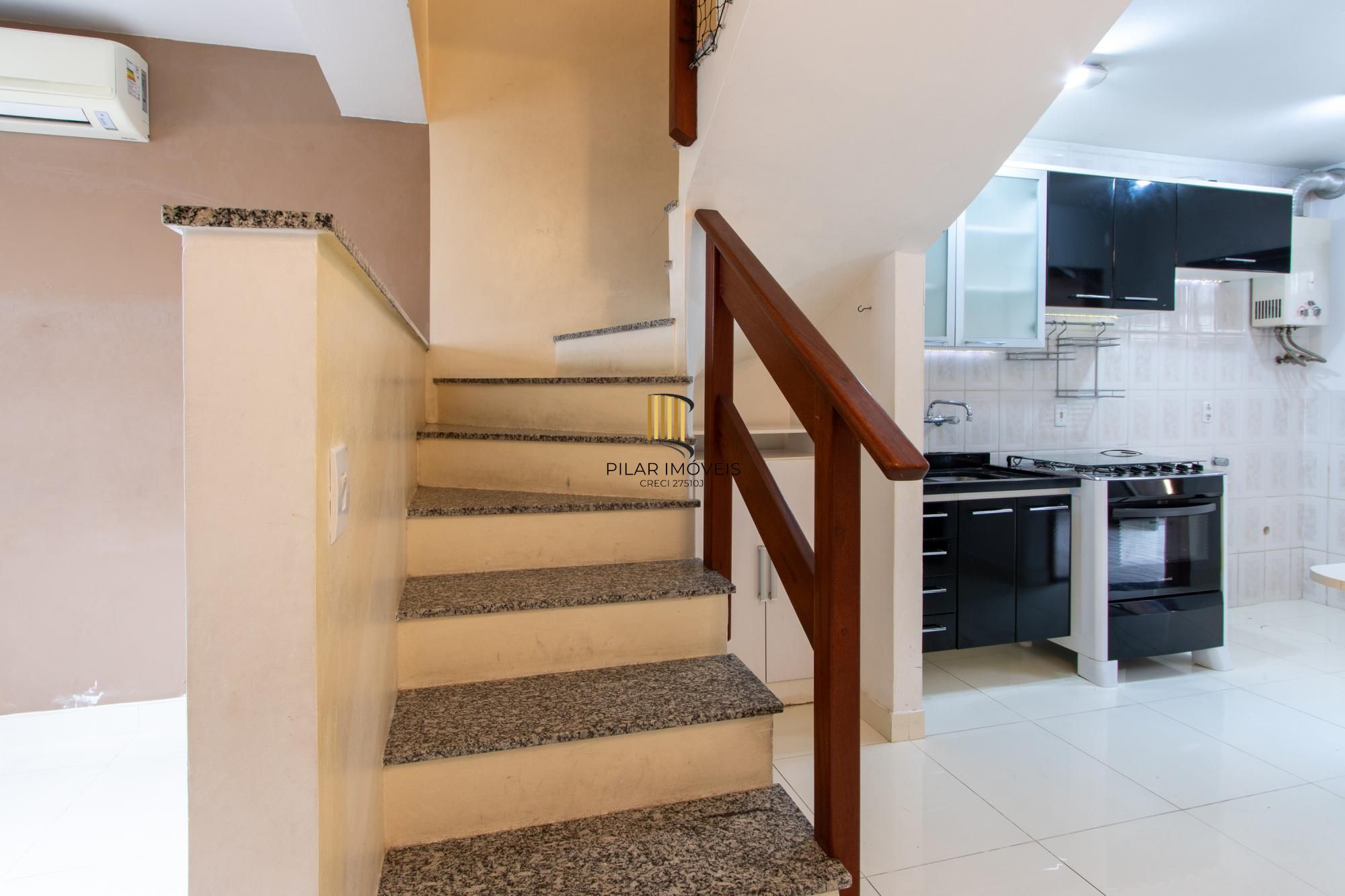 A casa possui 78m² de área construída, com um adicional de 20m²