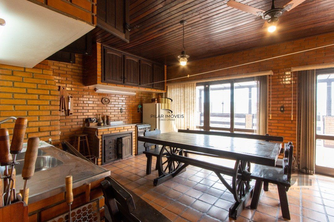 Casa para Venda - 500m², 4 dormitórios, sendo 1 suites, 4 vagas - Coronel Aparício Borges