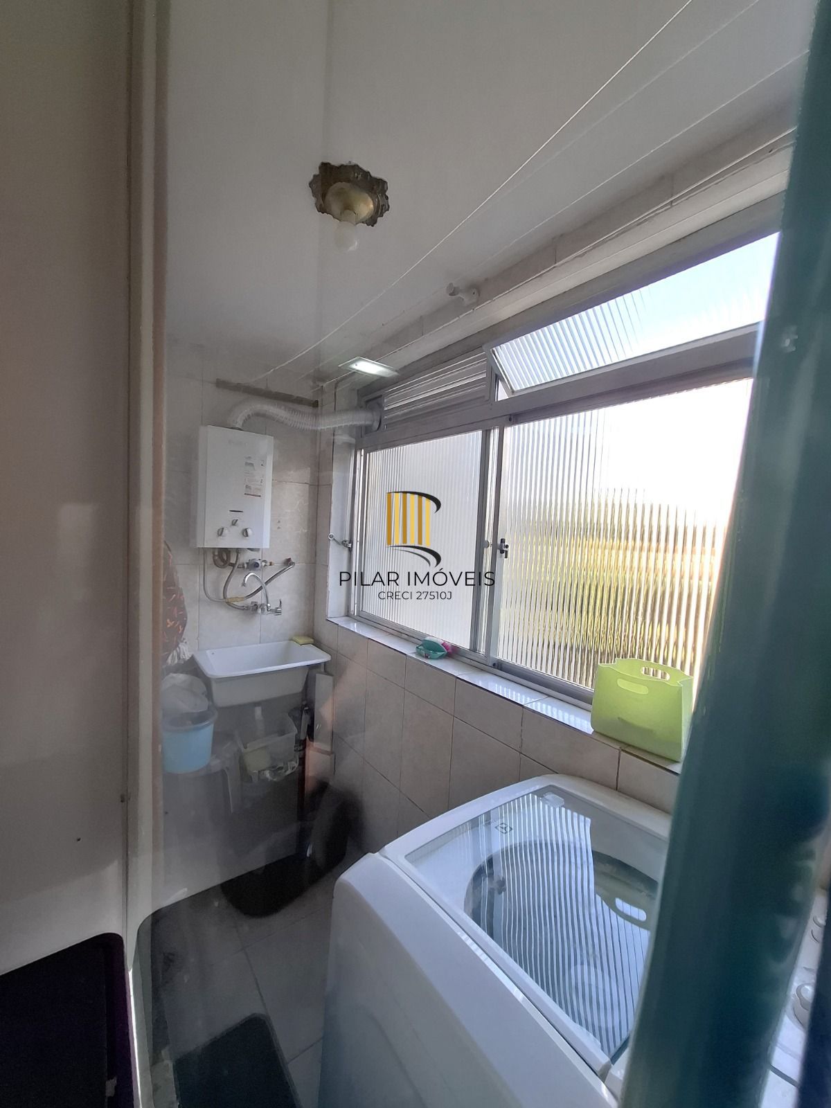 Apartamento de 2 dormitórios, 1 banheiro no bairro Trsiteza.