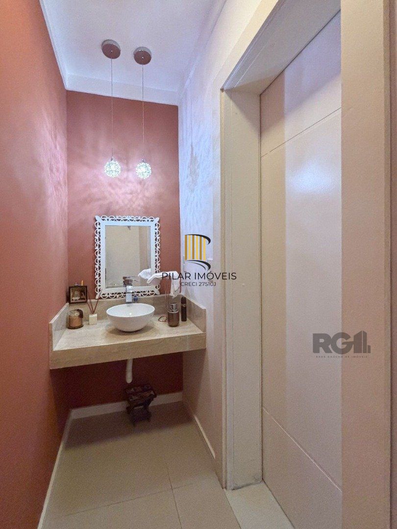 Casa em condomínio com pátio, piscina, 3 suítes e 2 vagas