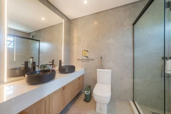 Casa com 3 suítes amplas, além de uma sala generoso com lareira e 2 vagas de garagem.