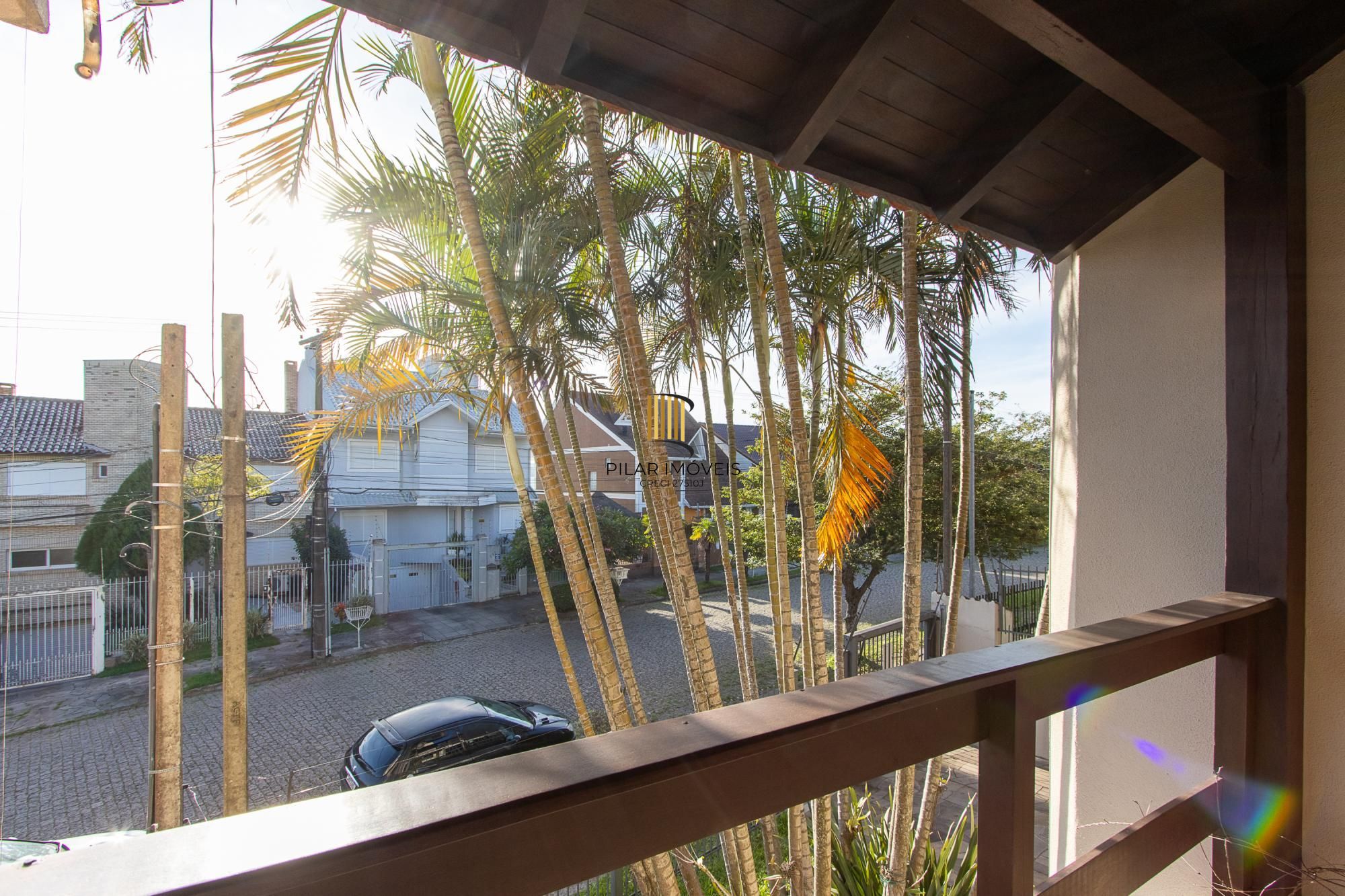 Excelente casa de 3 dormitórios, 1 suíte, pátio, piscina e vaga para 2 carros cobertas.