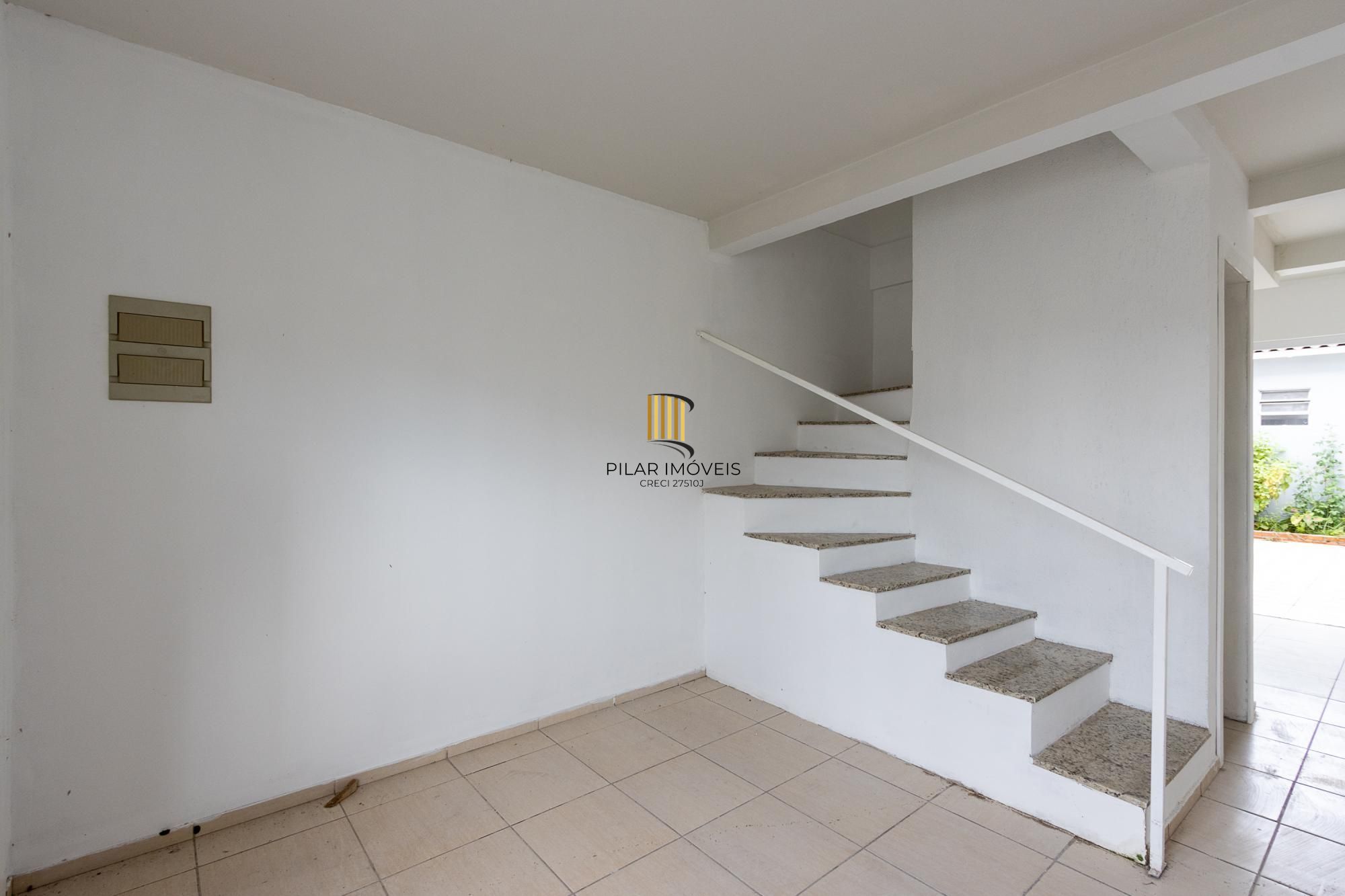 Casa (sobrado), 2 dormitórios, pátio - Bairro Hípica