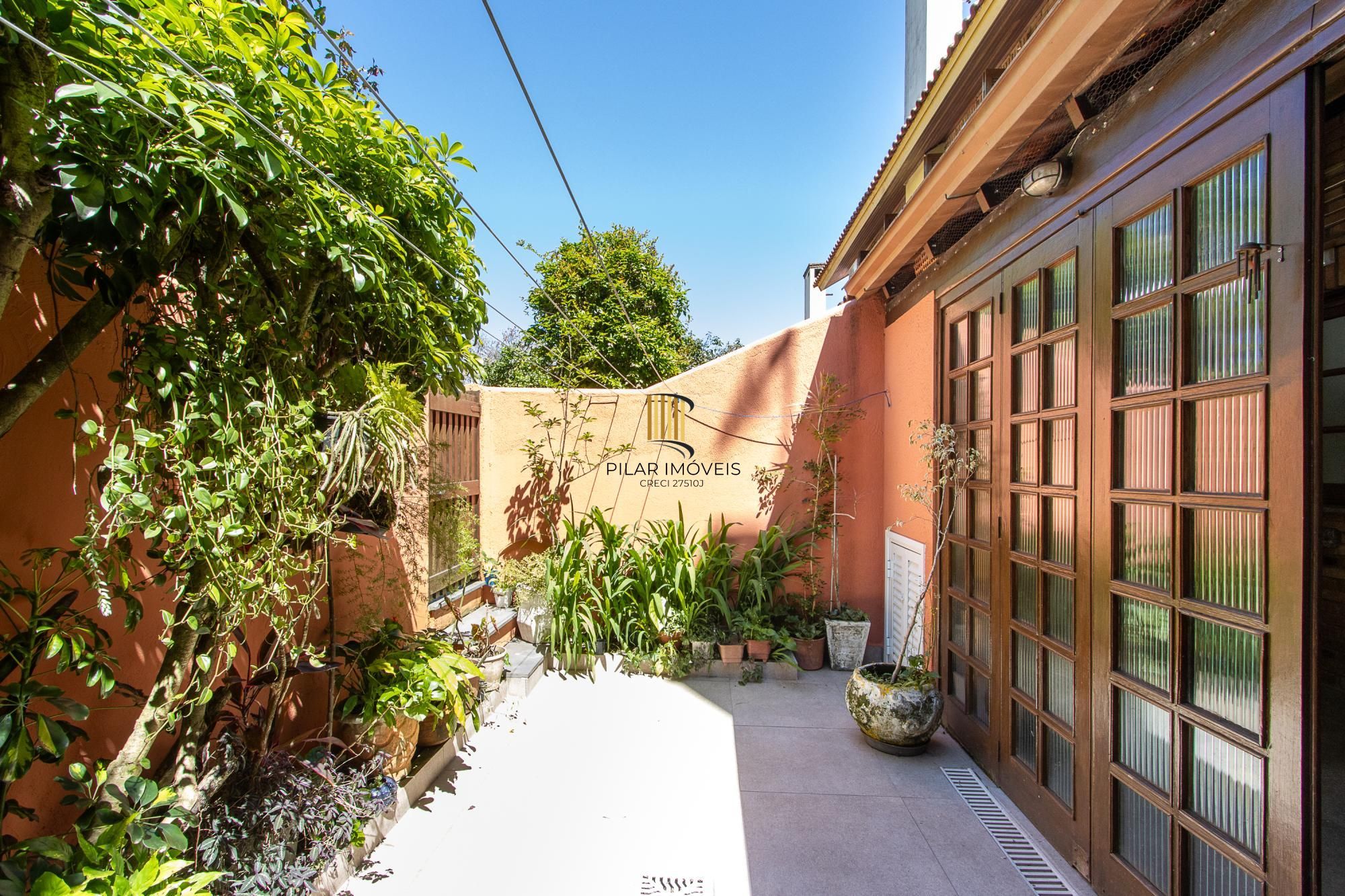 Casa em condomínio, 2 dormitórios, 1 vaga escriturada - Bairro Cavalhada