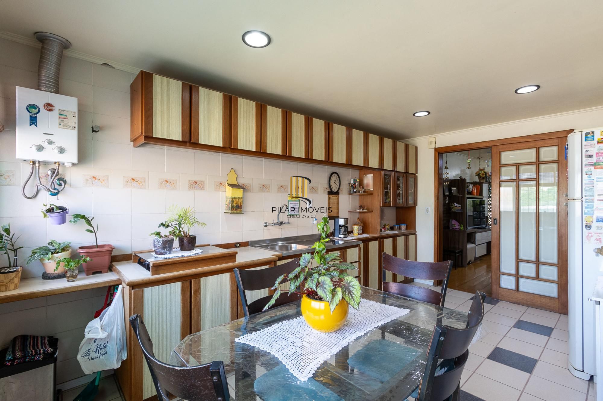 Casa com 3 quartos (1 suite), 4 vagas - Vila Nova