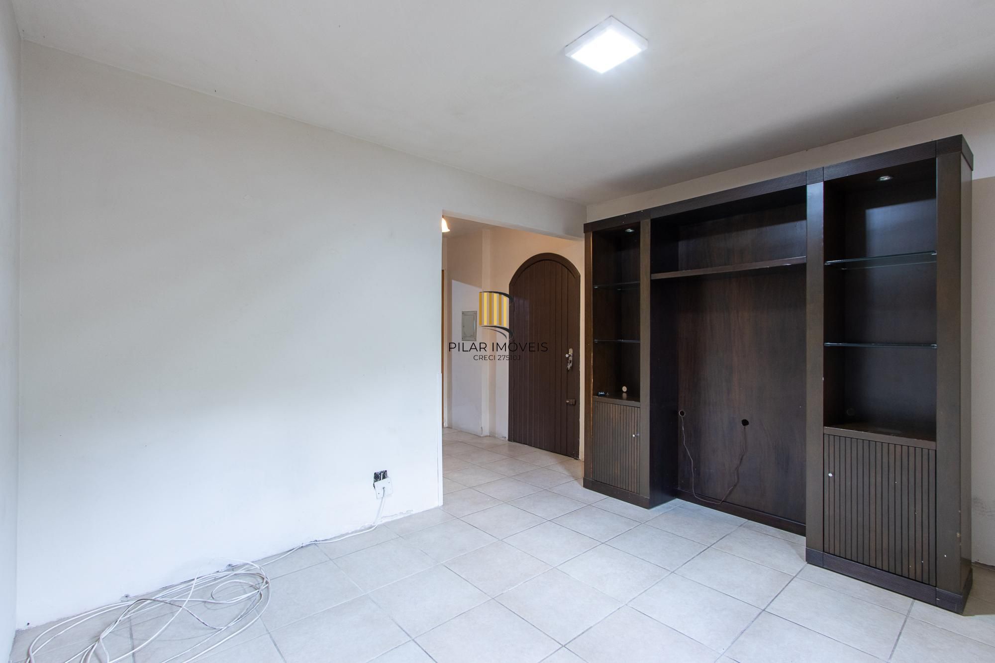 Casa de condomínio, 3 dormitórios, 1 suíte, 1 vaga coberta, no bairro Cristal.