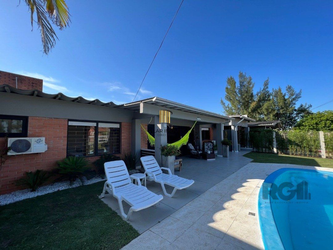 Casa avulsa em Atlântida,  totalmente reformada, com 5 dormitórios , duas suítes, pátio arborizado com piscina e churrasqueira. - Pilar Imóveis