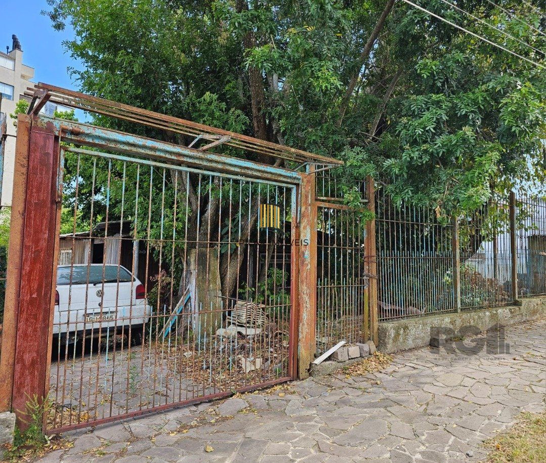 Terreno plano de 426 m², localizado na Rua Padre João Batista Reus,