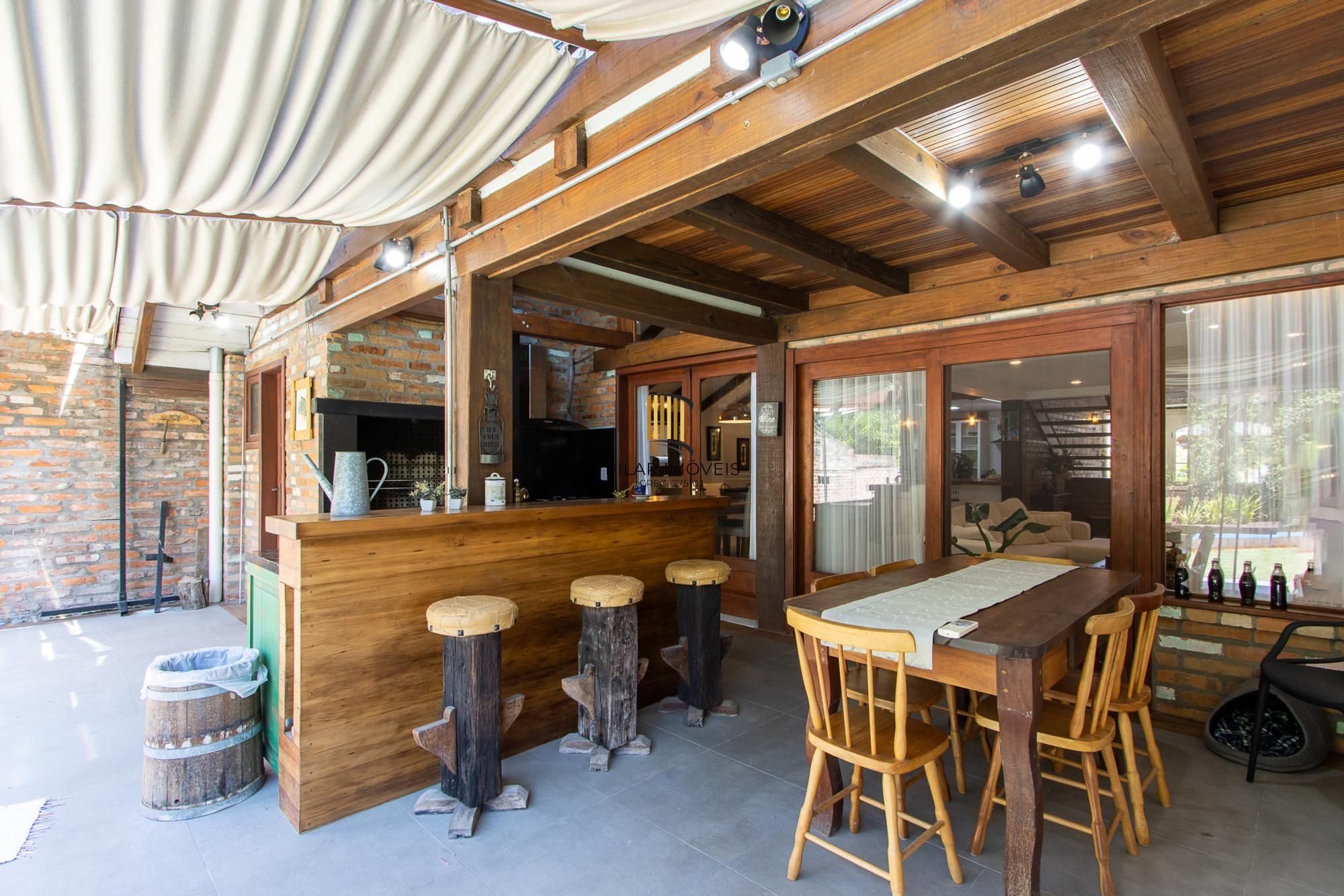 Casa 4 suites no Terra Ville, com home office, estar íntimo, 4 vagas e piscina.