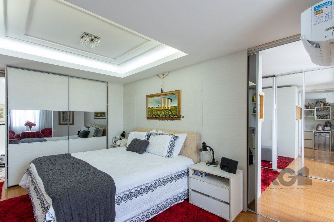 Casa em condominio . com 6 suites, sendo 3 suítes master com closet e hidro.