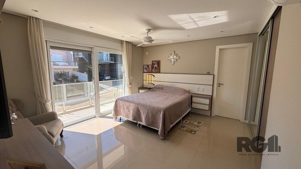 Casa em condomínio com 4 suítes, 4 vagas de garagem, pátio com piscina