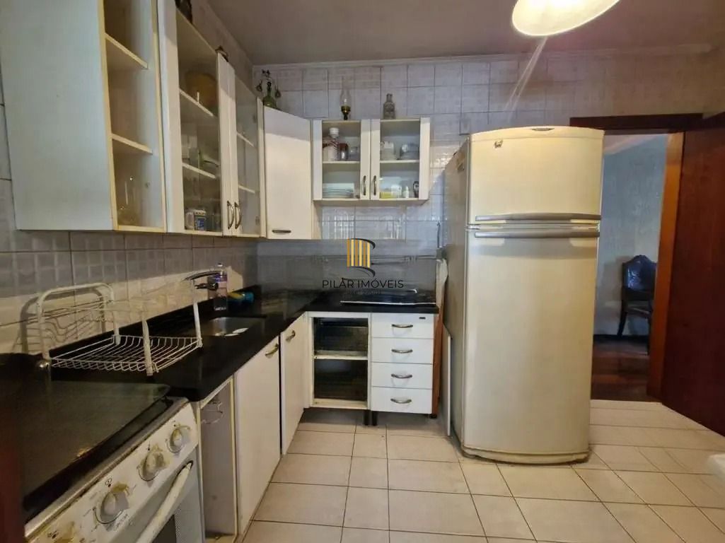 Apartamento semimobiliado no bairro Tristeza, com 3 dormitórios, 01 suíte, e 105m² Privativos!!!