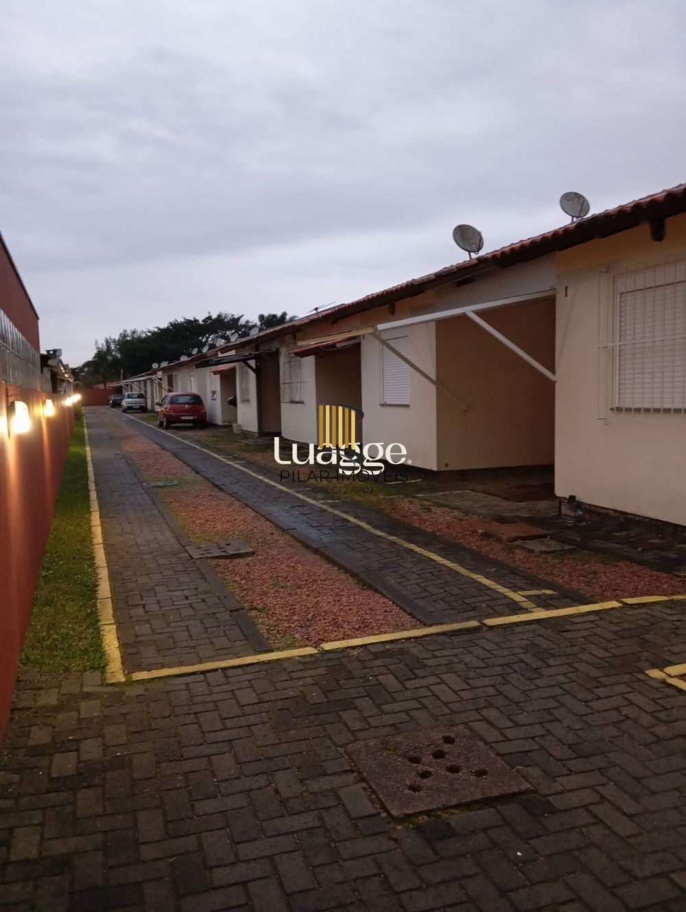 Casa de condomínio, 2 dormitórios, 1 banheiro e 1 vaga de garagem.