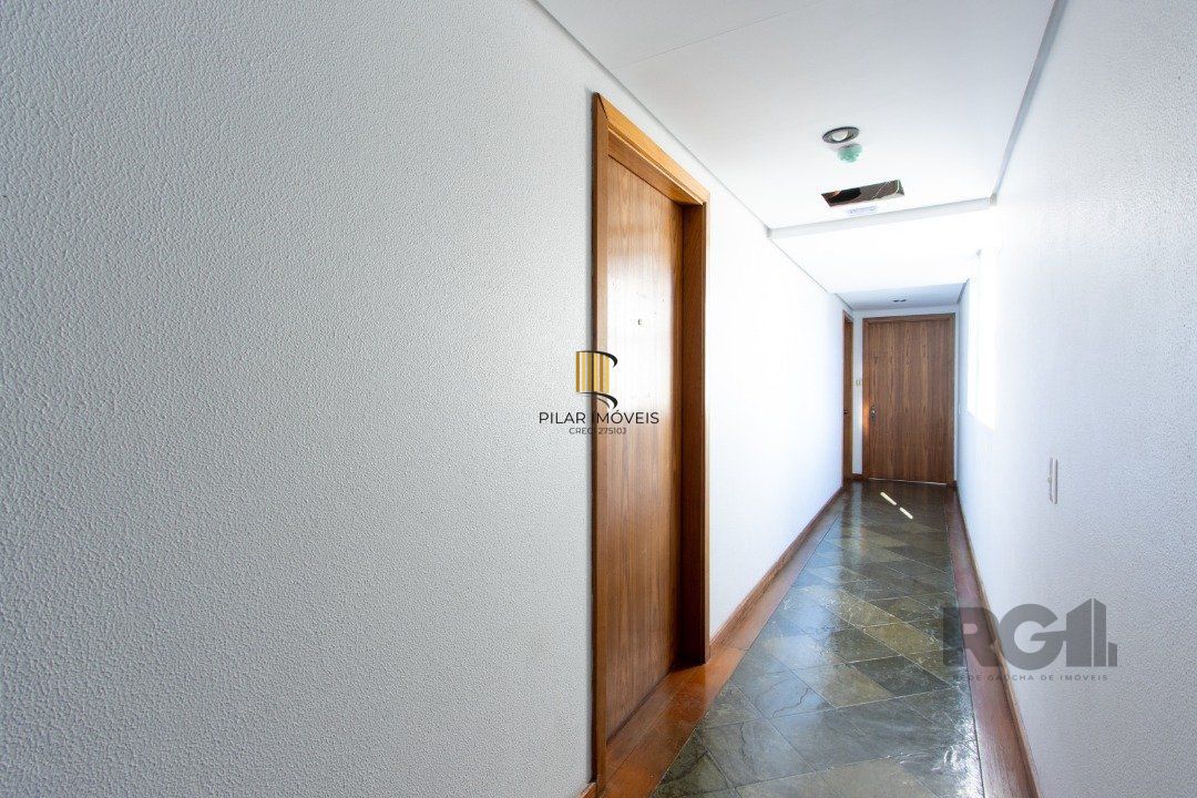 EXCELENTE SALA COMERCIAL, muito bem localizada no bairro Menino Deus, 01 banheiro, sacada e ar condicionado split, toda montada