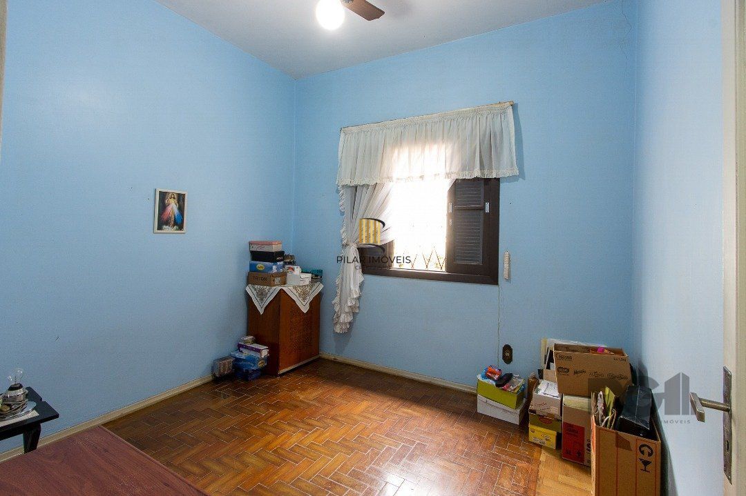 Casa térrea, 2 quartos, 2 vagas, edicula com 1 quarto e um banheiro - Bairro Tristeza