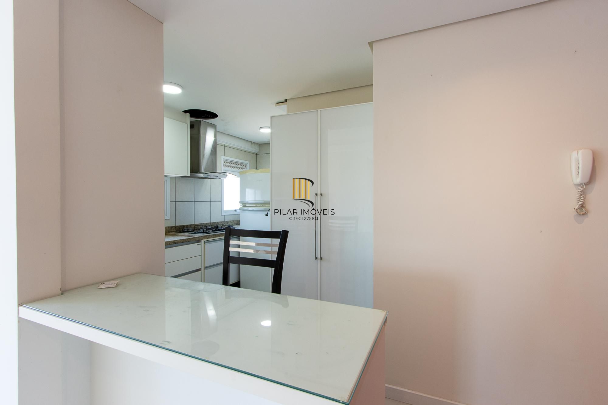 Cobertura de 3 dormitórios, 1 suíte e duas vagas de garagem no bairro Cristal.