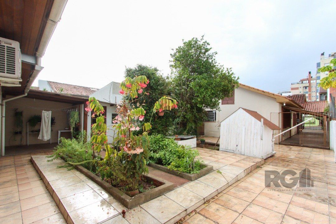 Casa térrea com  hall de entrada ,4 dormitórios