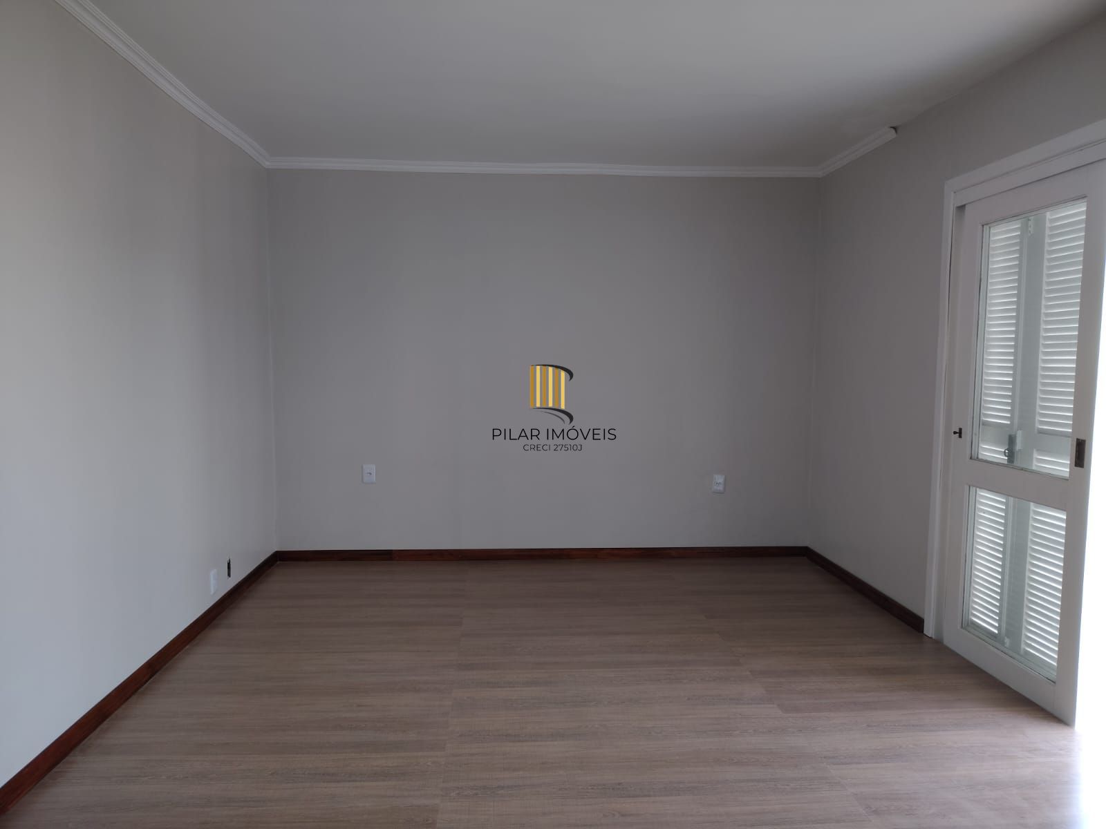 Casa de alvenaria, com 3 quartos, 1 suíte e 3 vagas de garagem.