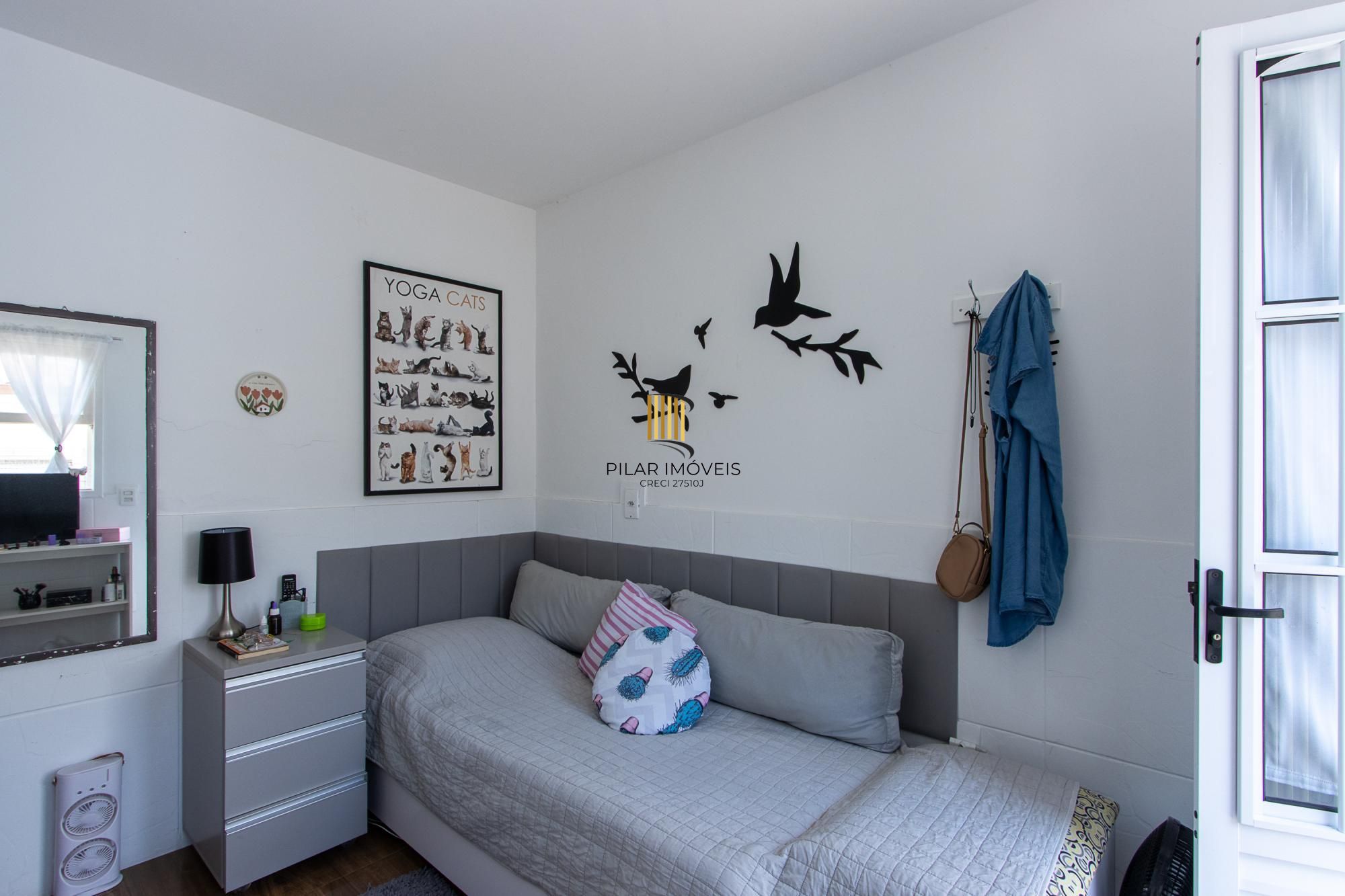 Linda casa totalmente reformada, 3 quartos (1 suite), 2 vagas cobertas - Bairro Nonoai