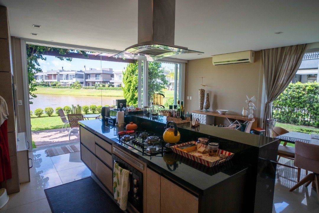 Oportunidade Única! Casa em Condomínio à Beira do Lago com 4 Suítes, sendo uma Térrea e uma Suíte Master Espetacular!
