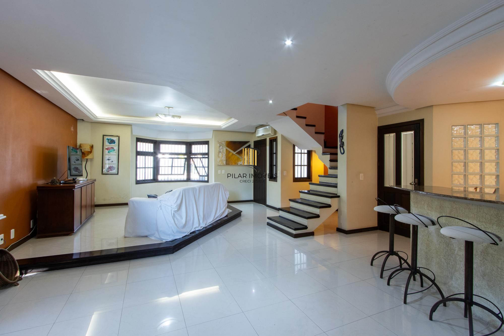 Casa com 3 quartos e 357m² à venda em Tristeza, Porto Alegre.