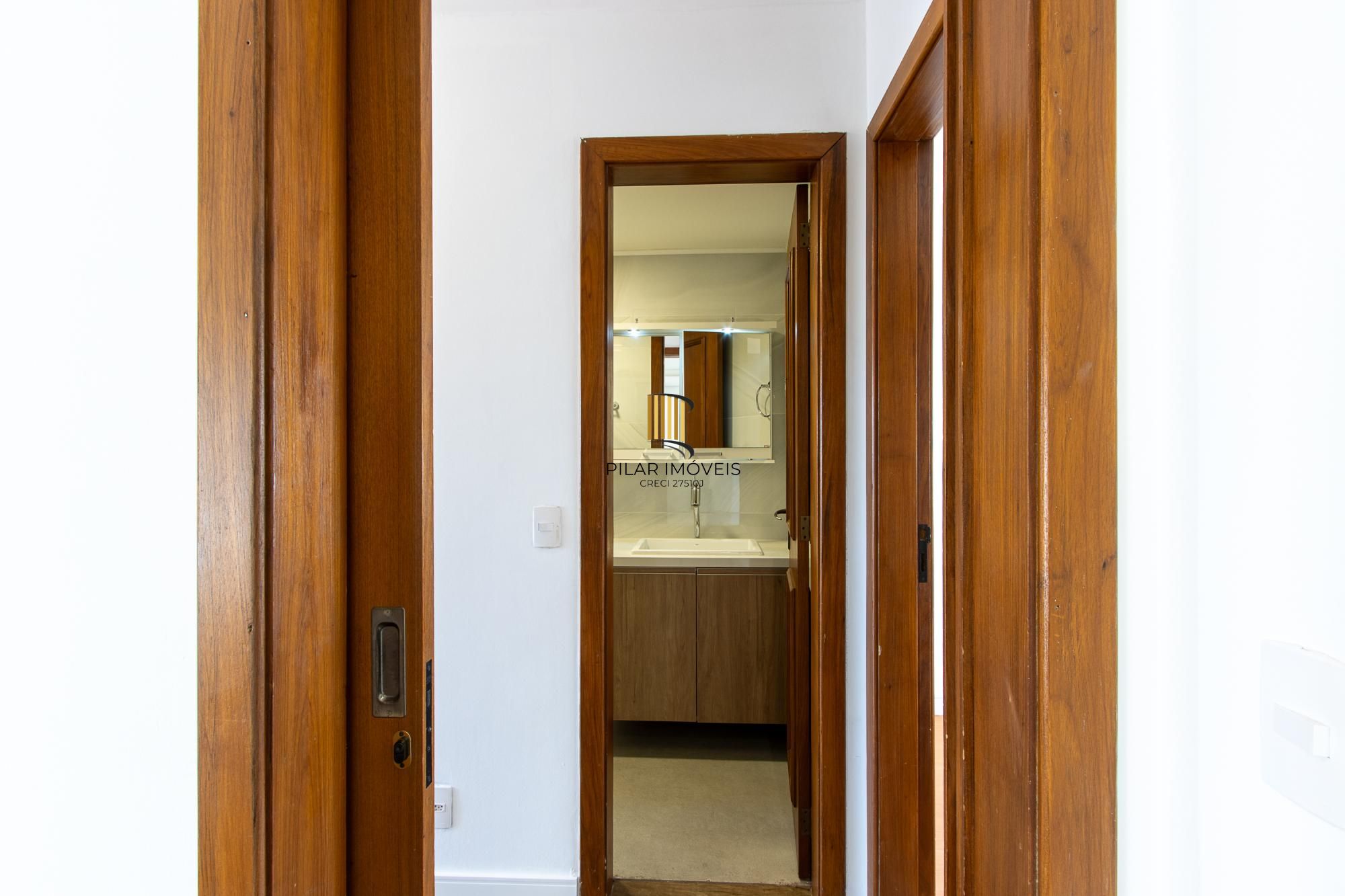 Apartamento com 114.02m², 3 dorm, Petrópolis com lareira e churrasqueira