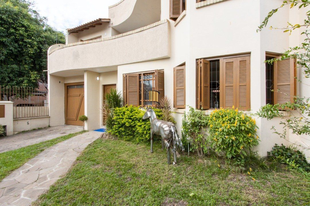 Casa 4 dormitórios no bairro Ipanema