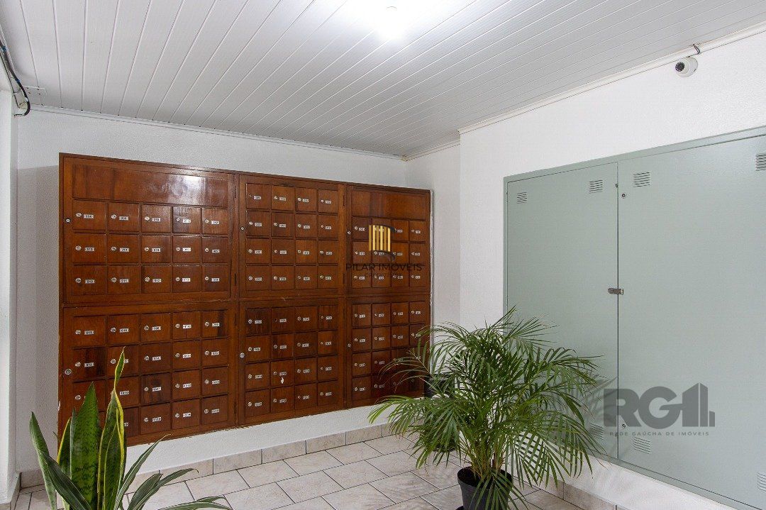 Apartamento de 1 dormitório, living, cozinha planejada, banheiro social.
