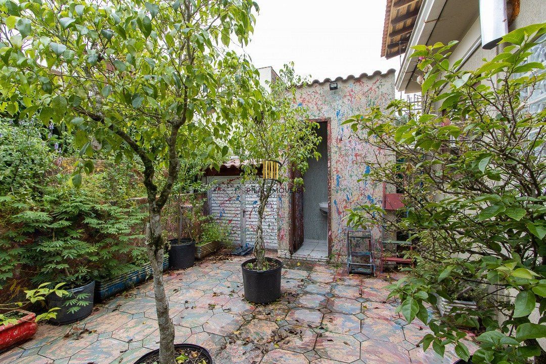 Casa de alvenaria, 3 dormitórios, 1 suíte e pátio com piscina, bairro Espírito Santo.