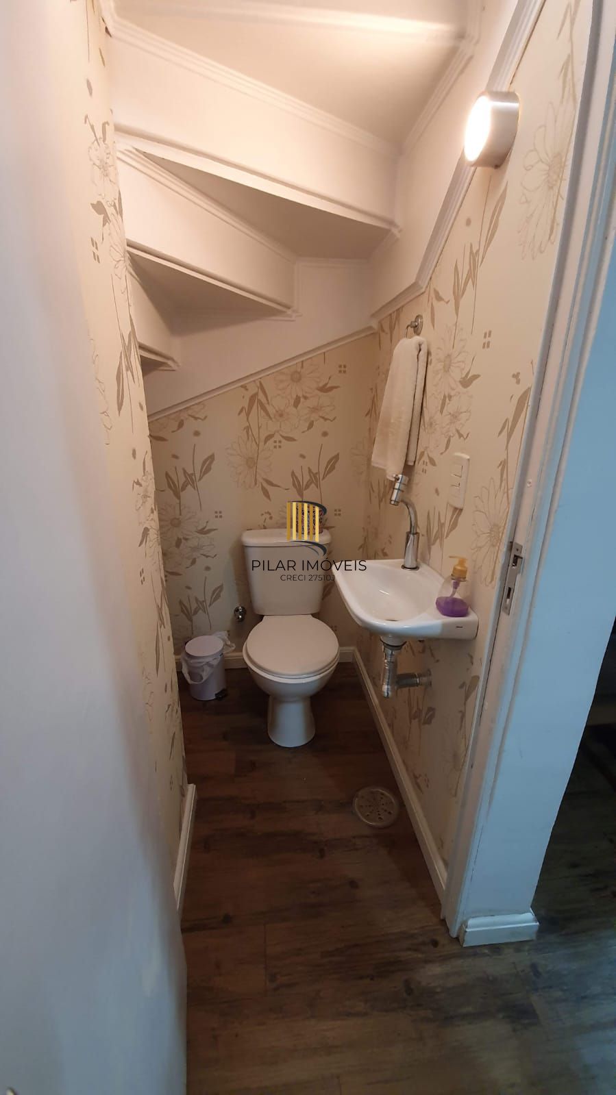 À venda sobrado em condomínio fechado e semi mobiliado!