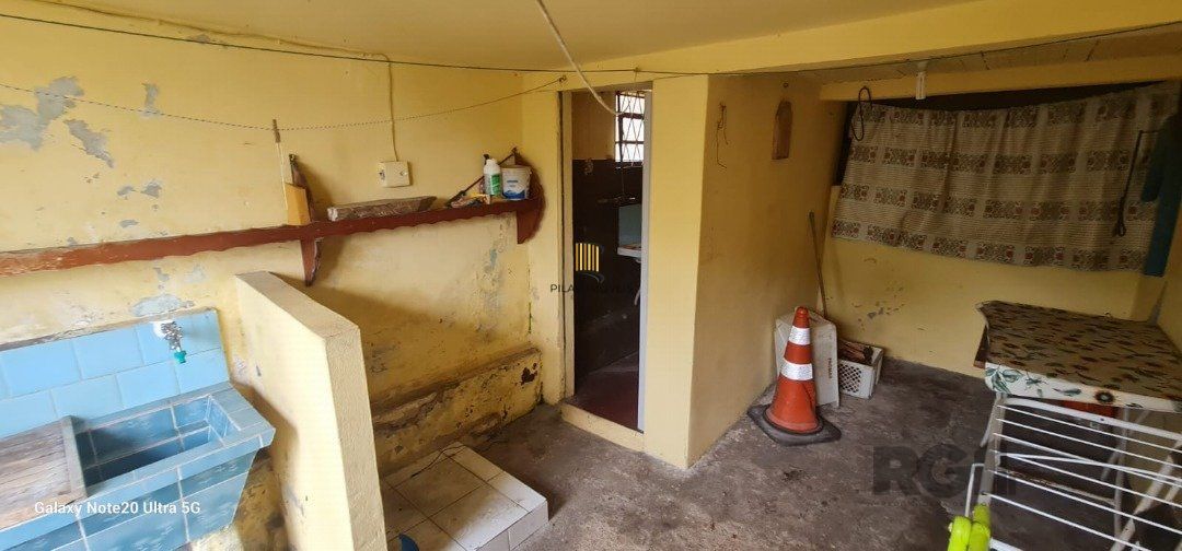 Casa com 2 dormitórios e 2 banheiros, área privativa de 100m²