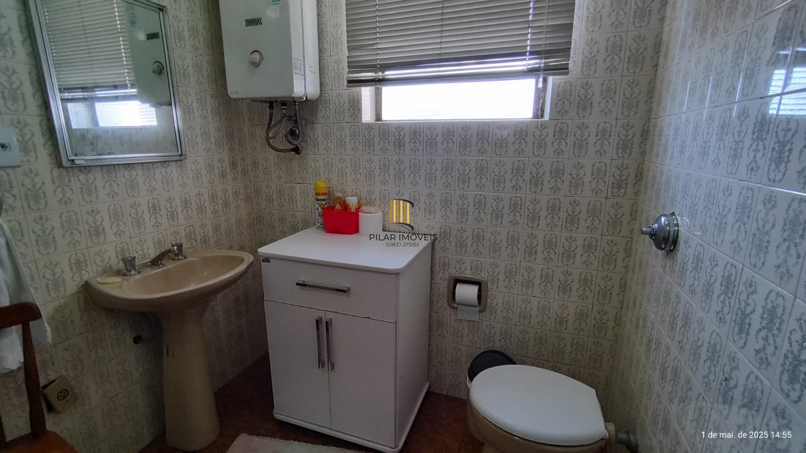 Apartamento de 4 dormitórios, 2 suítes, sacada, living para 2 ambientes bem amplo.