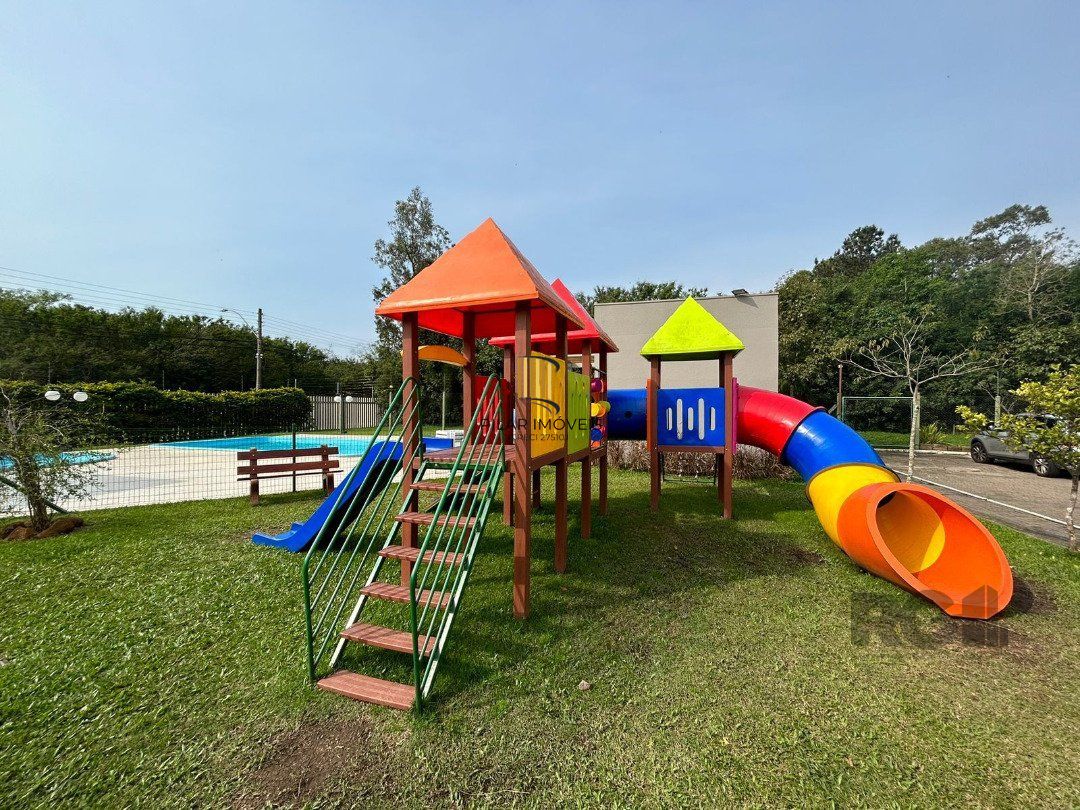 Casa em condominio com excelente padrão construtivo, possui 3 dormitórios, sendo 1 suíte máster com closet e sacada