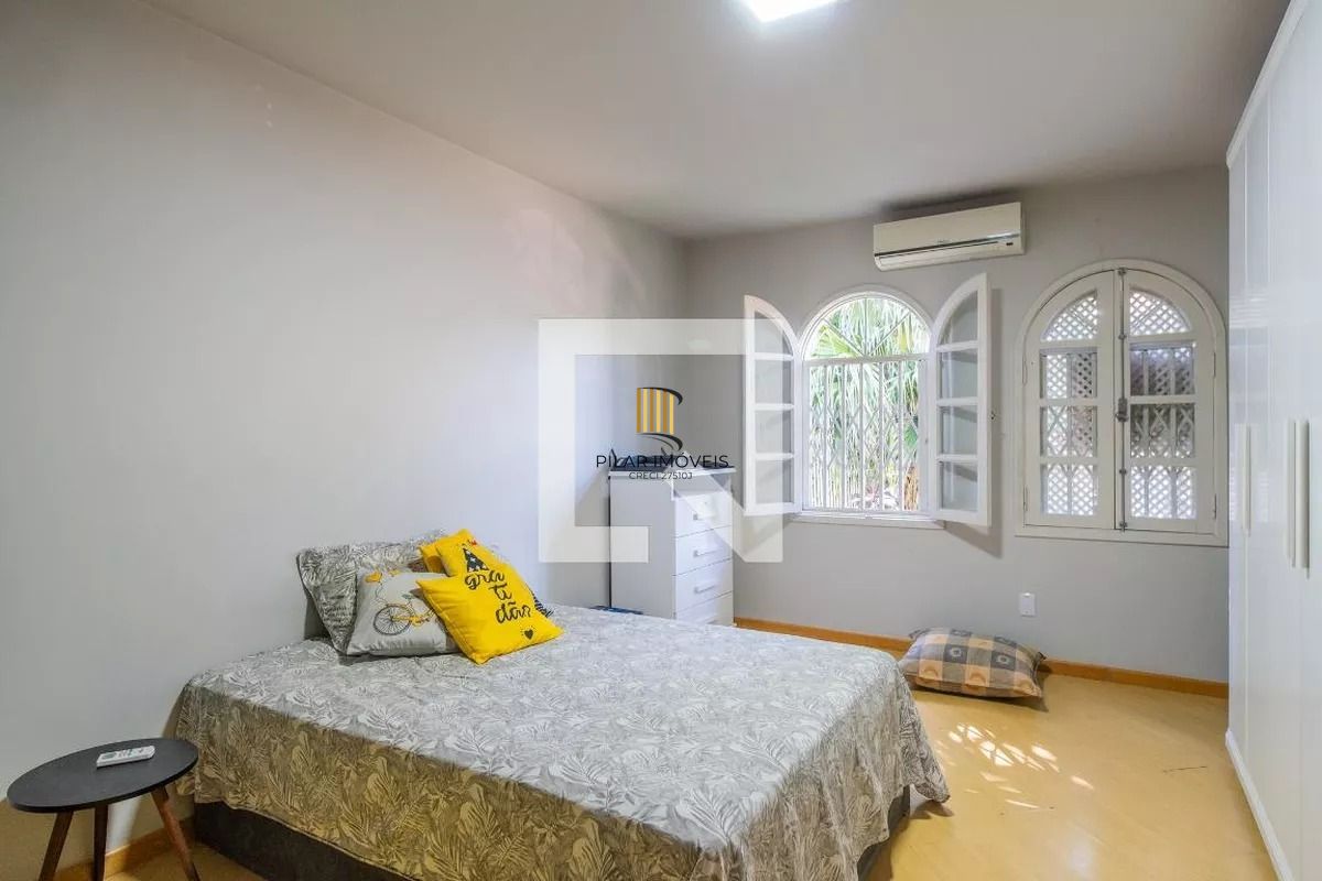 Casa á venda com 3 dormitórios no bairro Ipanema em Porto Alegre