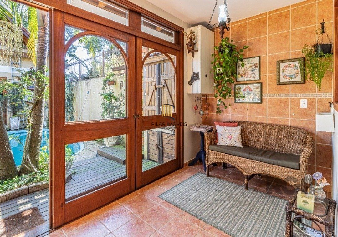 Casa 6 dormitórios no bairro Ipanema