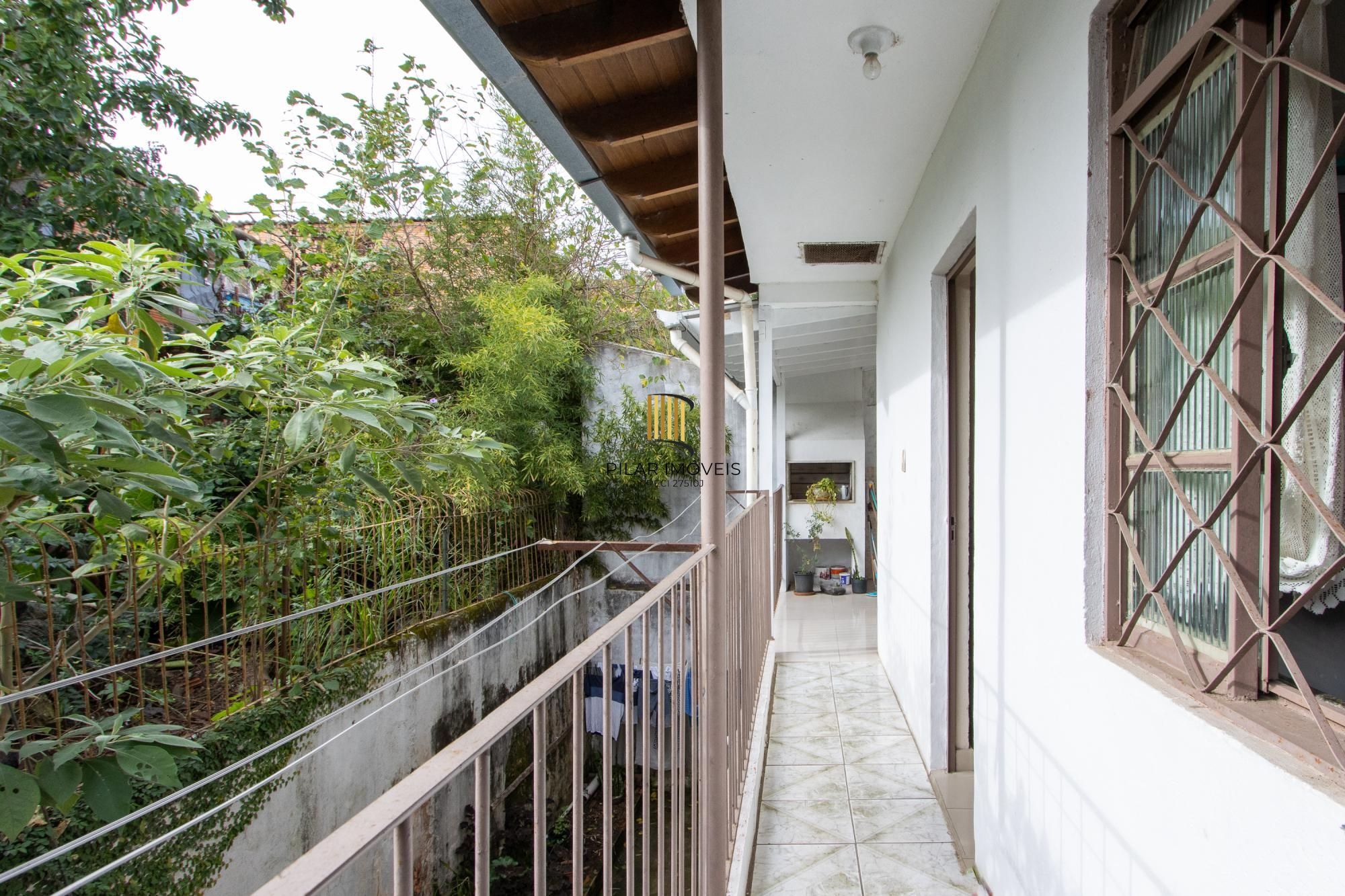 Casa ampla de 2 pavimentos com 4 dormitórios, 1 suite e 4 vagas no bairro Santa Tereza!