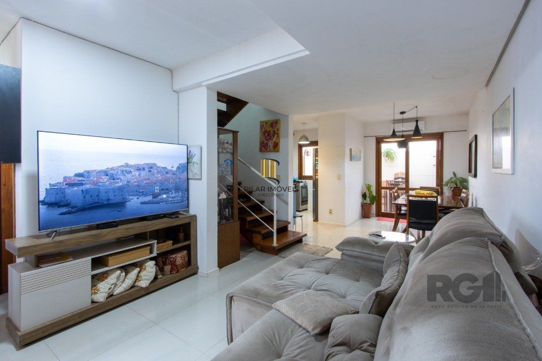 Excelente oportunidade de casa à venda em condomínio fechado no Reserva Guarujá, localizado na Avenida da Serraria em Porto Alegre.
