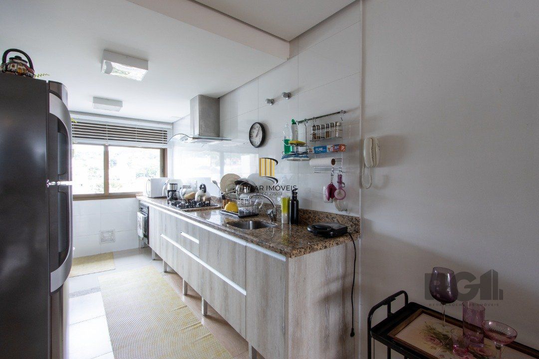 Apartamento possui 3 dormitórios, sendo 1 suíte, semi-mobiliado, com 107,27m² de área privativa, living para 2 ambientes, espaço gourmet com churrasqueira, cozinha com área de serviço; 2 vagas simples de garagem