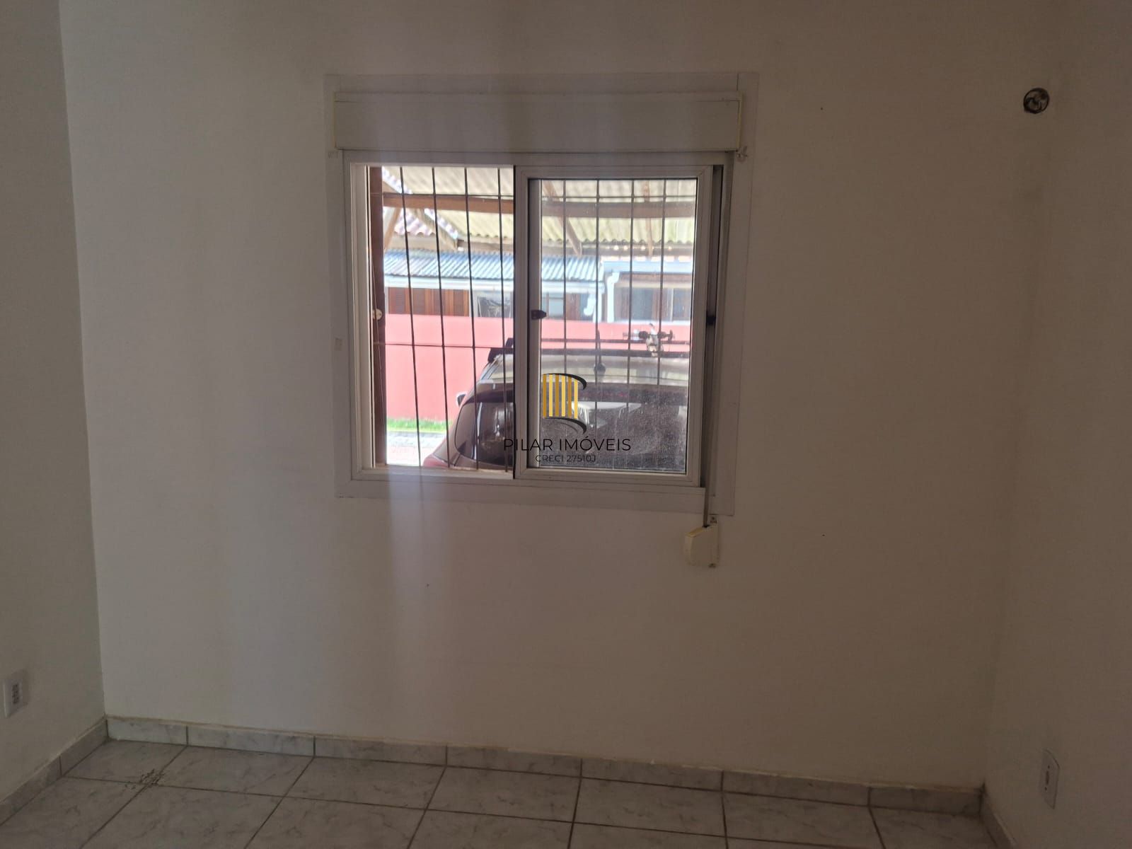 Casa de condomínio, 2 dormitórios, 1 banheiro e 1 vaga de garagem.